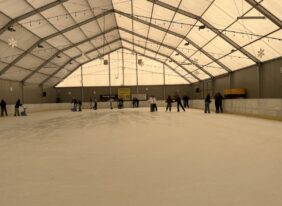 Wycieczka klas VIII do Chełmca na lodowisko
