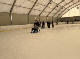 Wycieczka klas VIII do Chełmca na lodowisko