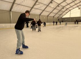 Wycieczka klas VIII do Chełmca na lodowisko