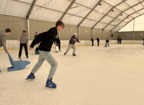 Wycieczka klas VIII do Chełmca na lodowisko