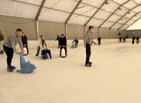 Wycieczka klas VIII do Chełmca na lodowisko