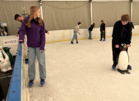 Wycieczka klas VIII do Chełmca na lodowisko