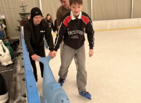 Wycieczka klas VIII do Chełmca na lodowisko