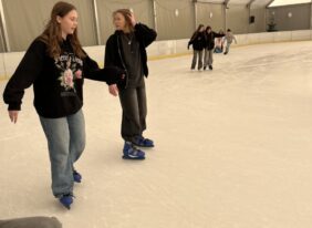 Wycieczka klas VIII do Chełmca na lodowisko