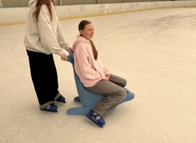 Wycieczka klas VIII do Chełmca na lodowisko