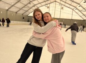 Wycieczka klas VIII do Chełmca na lodowisko