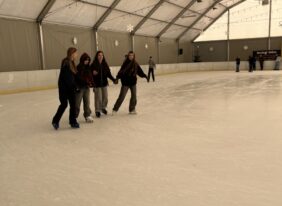 Wycieczka klas VIII do Chełmca na lodowisko
