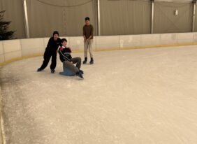 Wycieczka klas VIII do Chełmca na lodowisko