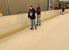 Wycieczka klas VIII do Chełmca na lodowisko