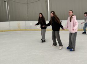 Wycieczka klas VIII do Chełmca na lodowisko