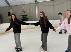 Wycieczka klas VIII do Chełmca na lodowisko