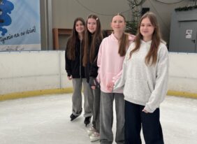 Wycieczka klas VIII do Chełmca na lodowisko