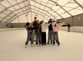 Wycieczka klas VIII do Chełmca na lodowisko