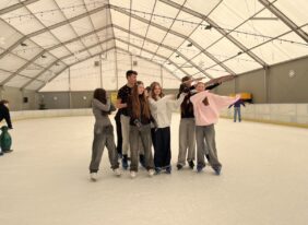 Wycieczka klas VIII do Chełmca na lodowisko